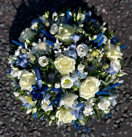 Blue and white posy pad