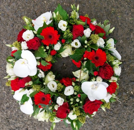 Red and white wreath ring