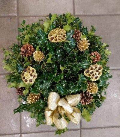 Traditional Golds Holly Wreath