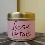 Rose petals scented candle